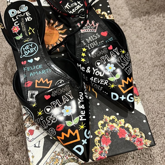 BNIB Dolce & Gabbana graffiti black leather pointy toe strap flats sandals shoes - Picture 1 of 7